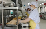 Cận cảnh suất ăn bán trú được hỗ trợ 20.000 đồng của học sinh tiểu học Hà Nội