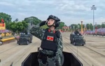 Niềm tự hào của nữ chiến sĩ đứng trên xe bọc thép diễu binh ở A80