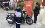 Cậu bé bị mẹ "bế lên đồn" Công an vì không chịu đi học khiến mạng xã hội thích thú