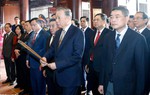 Tổng Bí thư Tô Lâm dâng hương tưởng niệm Chủ tịch Hồ Chí Minh tại Nghệ An