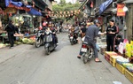 Hà Nội đến hạn dẹp 75 chợ cóc: Vỉa hè, lòng đường vẫn thành nơi bán hàng