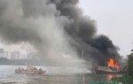 TPHCM: Du thuyền bốc cháy dữ dội trên sông Sài Gòn