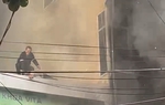 Cháy nhà 7 tầng, 1 người nhảy từ tầng cao xuống mái nhà bên cạnh