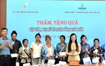 Hội LHPN Việt Nam trao 100 suất quà cho phụ nữ khó khăn ở Điện Biên