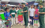 Người lính quân hàm xanh giúp người dân biên giới bước vào hành trình số