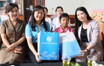 Phó Chủ tịch Thường trực Hội LHPN Việt Nam Trần Lan Phương nhận đỡ đầu nữ sinh có hoàn cảnh khó khăn