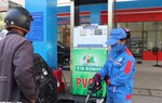 Giá xăng và dầu diesel giảm, E10RON95-III có giá 27.029 đồng từ 15 giờ hôm nay