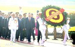Đoàn đại biểu Quốc hội vào Lăng viếng Chủ tịch Hồ Chí Minh