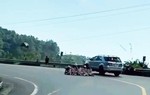 Xử phạt 6 phụ nữ ngồi giữa đường trên đèo Hải Vân chụp ảnh