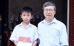 Tổng Biên tập Báo Phụ nữ Việt Nam nhận đỡ đầu học sinh mồ côi