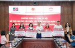 Agribank cùng Đoàn đại biểu Quốc hội thành phố Hà Nội trao 1 tỷ đồng hỗ trợ xây dựng Nhà Đại đoàn kết