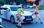 Nữ tài xế lái xe sang bỏ chạy khi bị kiểm tra vi phạm tốc độ