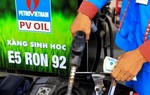 Giá xăng giảm trong khi dầu diesel tăng từ 15 giờ ngày 22/10