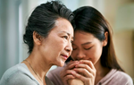 Phía sau việc thuê người chăm sóc bố mẹ già ốm
