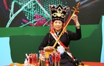 Người phụ nữ đi giữa hai thế giới