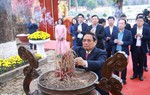 Thủ tướng Phạm Minh Chính dâng hương tại Hoàng thành Thăng Long