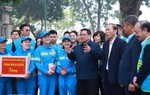 Thủ tướng chúc Tết công nhân vệ sinh môi trường tại Hà Nội