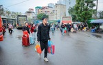 Người dân ùn ùn trở về Thủ đô, bến xe đông đúc trong ngày cuối nghỉ Tết