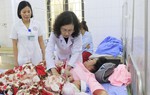 Ngày Thầy thuốc Việt Nam 27/2: Nữ bác sỹ tận tâm với người bệnh