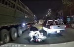 Hà Nội: Công an vào cuộc vụ ô tô bán tải tạt đầu, ép ngã xe máy trên đường Vành đai 3