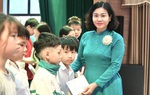 Chủ tịch Hội LHPN Việt Nam Nguyễn Thị Tuyến trao quà cho phụ nữ, trẻ em tại 4 xã ở Hà Nội
