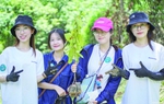 3 nữ sinh trồng cây thực hiện “du lịch trách nhiệm”
