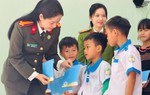 Phụ nữ Công an Đà Nẵng mang Xuân ấm đến người dân vùng cao