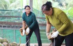 Nhọc nhằn nghề lột vỏ dừa của phụ nữ Vĩnh Long