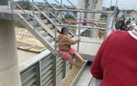 Kịp thời giải cứu phụ nữ mang thai ngồi trên thành cầu có ý định tự tử