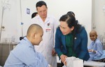 Chủ tịch Hội LHPN Việt Nam Lê Thị Thủy tặng quà bệnh nhi tại Viện Huyết học - Truyền máu Trung ương