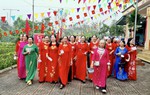 Phụ nữ Hà Tĩnh rực rỡ áo dài trong ngày hội lớn