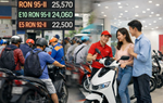 Xăng tăng giá, ngày càng nhiều người dân đô thị chuyển sang xe máy điện