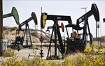 Giá dầu thế giới tiệm cận ngưỡng 120 USD mỗi thùng