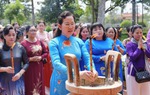 Chủ tịch Hội LHPN Việt Nam Lê Thị Thủy dâng hương tưởng niệm Cố Chủ tịch Nguyễn Thị Thập