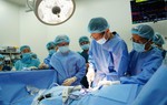 Mẹ hiến thận cứu con trai 14 tuổi