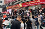 Người dân xếp hàng dài "bắt đáy" vàng