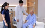 Bệnh viện Đa khoa Phương Đông xử trí thành công ca bệnh 87 tuổi có khối u 11cm và nhiễm trùng đa kháng tạo “vòng xoắn bệnh lý”