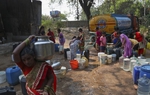 Nạn nhân thiệt thòi nhất của khủng hoảng nước: Phụ nữ và trẻ em gái