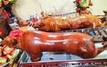 Hơn 300 con lợn quay vàng ruộm ở Hội chùa Bắc Nga