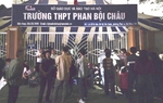 Phụ huynh trắng đêm chờ số đăng ký vào lớp 10, trường bất ngờ dừng nhận hồ sơ trực tiếp