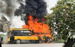 Hỏa hoạn thiêu rụi xe khách khi đang chờ đón công nhân