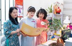 Nữ cán bộ Mặt trận Thủ đô hưởng ứng “Tuần lễ áo dài”