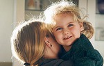 Những bà mẹ nuôi con người khác để đảm bảo tương lai cho con mình