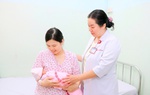 Cứu mẹ con sản phụ bị u xơ tử cung hiếm thấy