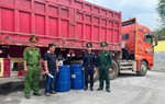 Phát hiện xe đầu kéo "chế" ngăn bí mật vận chuyển trái phép dầu diesel sang Lào