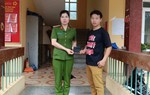 Nữ Phó Trưởng Công an xã trả lại ví tiền đựng giấy tờ nhặt được cho người dân