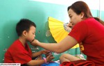 Mẹ trắng đêm chăm con mắc tay chân miệng