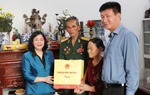 Chủ tịch UBTƯ MTTQ Việt Nam Bùi Thị Minh Hoài thăm, tặng quà gia đình chính sách tại Ninh Bình
