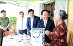 Trưởng Ban Tuyên giáo và Dân vận Trung ương Trịnh Văn Quyết tặng quà tại Huế