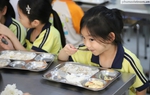 Cận cảnh bữa ăn bán trú của học sinh Hà Nội sau vụ 300 tấn thịt lợn bệnh